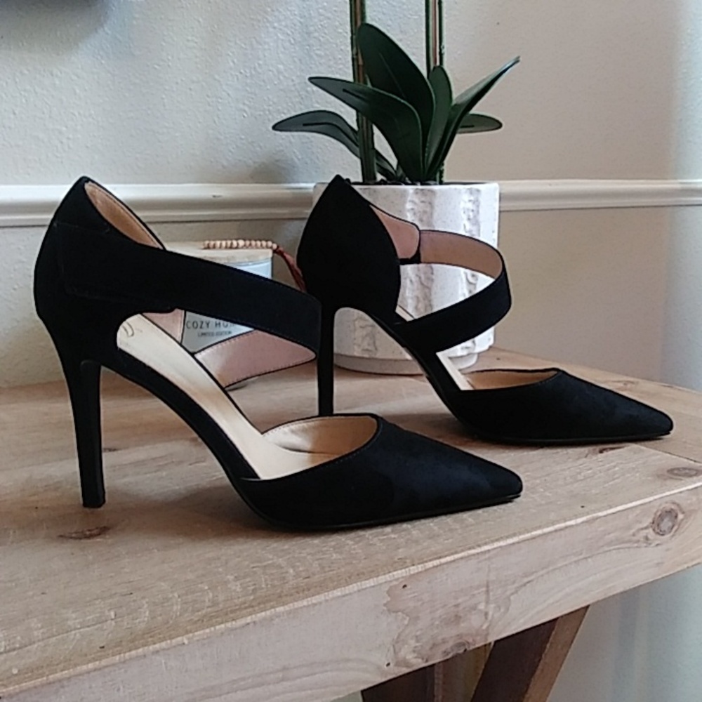 Heart In D Black Faux Suede Pointe Toe Stiletto Pumps. Size 8